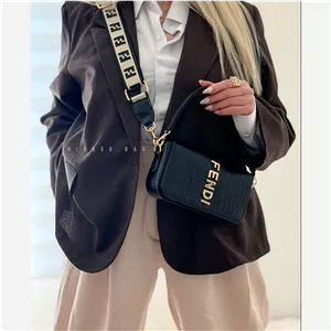 کیف پاسپورتی زنانه مدل فندی