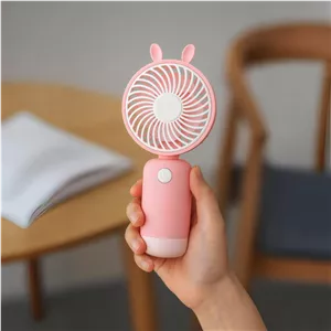 پنکه همراه JL8823 با 4 پره پلاستیک، شارژی، USB و Audio - وزن 100 گرم