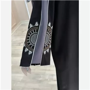 مانتو عبایی خورشید کرپ ندا اماراتی گلدوزی شده دکمه مخفی سایز بزرگ