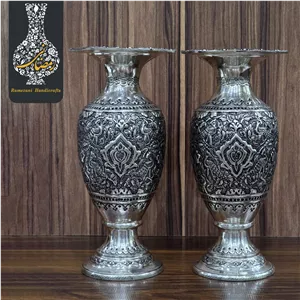 گلدان قلم زنی شماره1 طرح نقره قلم گل و طاووس اعلاء خمره ای کوچک سیاه قلم