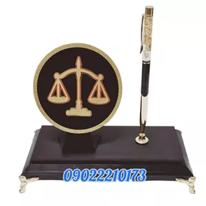 تندیس ترازوی عدالت ورق طلا هدیه ماندگار برای وکلا