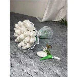 دسته گل عروس لاله ایرانی 19 شاخه ب همراه گل کت داماد