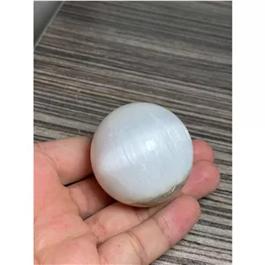 گوی سنگ طبیعی سلنایت زیبا و پر انرژی کد 7844