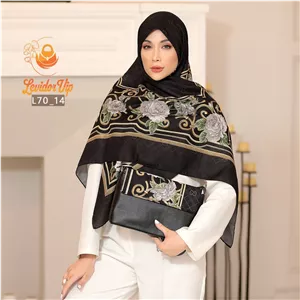 ست کیف و روسری گوچی مشکی با کیف پاسپورتی و روسری نخی قواره 140 کد Gucci 01