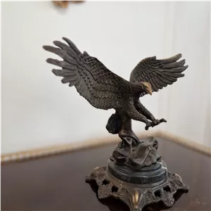 تندیس برنزی اوج قدرت.عقاب فاتح