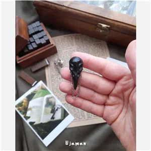پین و سنجاق سینه و کیف جمجمه کلاغ رزینی
