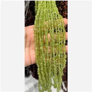 یک ریسه گوهر سنگ زبرجد چیپسی نامنظم خوشرنگ و زیبا رشته سنگ زبرجد چیپسی معدنی 