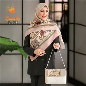 ست کیف و روسری گوچی کرم صورتی با کیف پاسپورتی و روسری نخی قواره 140