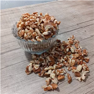 مغز گردو شکسته و دندانه ریز روغنی