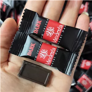 شکلات کاکائو خالص مدوزا قرمز مشکی زیبا (250گرمی)
