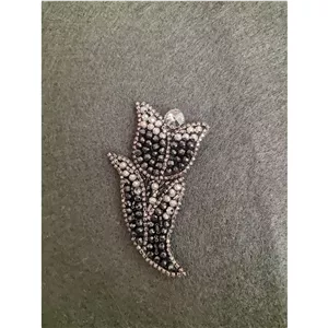 سنجاق سینه جواهر دوزی طرح گل لاله 