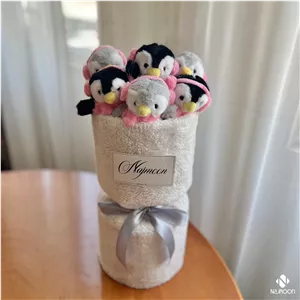 بوکت عروسک پنگوئن هدفون دار و دستگل پنگوئن