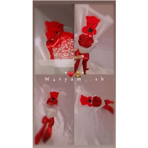 دسته گل تک شاخه رز روبانی به همراه خرس قرمز کوچولو
