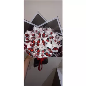 دسته گل پروانه ای قرمز 20 شاخه نگین تور دار