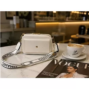 کیف دوشی زنانه مدل پاسپورتی Chanel (دارای جاکارتی و بند تسمه ای)