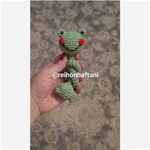عروسک بافتنی قورباغه گردن دراز فانتزی(با کاموا ترک)