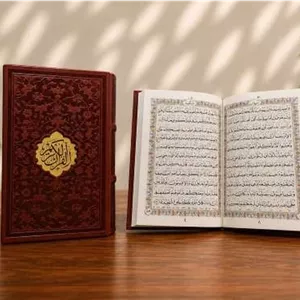 قرآن جیبی چرم اشرفی پلاک دار قابدار (پیام عدالت)