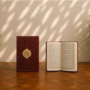 قرآن جیبی چرم اشرفی پلاک دار بدون قاب (پیام عدالت)