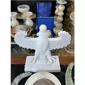 مجسمه عقاب سنگی شهباز هخامنشی