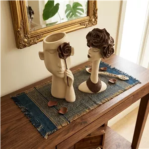 مجسمه گلرخ و زن آفریقایی (پس کرایه)
