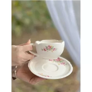 فنجان و پیش دستی نقش گل سرخی سرامیکی