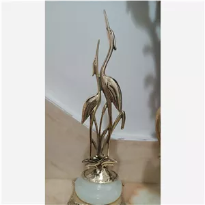 مجسمه برنجی و تزیینی و دکوری درنا عاشق پایه سنگی کد 781