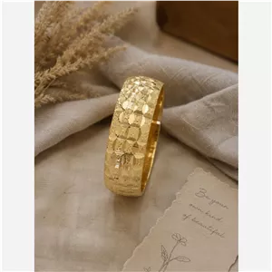 النگو طلای پهن با طراحی خاص و چشمنواز 5588