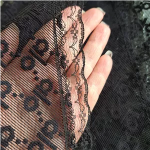 مینی اسکارف سه گوش طرح الو رنگ مشکی دور گیپور دوزی شده