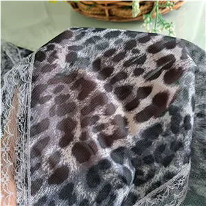 مینی اسکارف سه گوش نخی مشکی و قهوه ای طرح رز و پلنگی