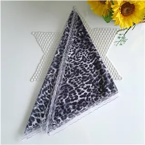 مینی اسکارف سه گوش نخی مشکی و قهوه ای طرح رز و پلنگی