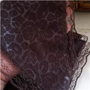 مینی اسکارف سه گوش نخی مشکی و قهوه ای طرح رز و پلنگی