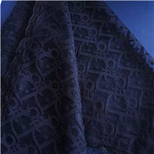مینی اسکارف سه گوش طرح دیور سفید و مشکی قواره 70 در 70 سانتی متر