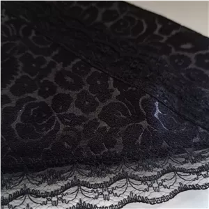 مینی اسکارف سه گوش نخی مشکی و قهوه ای طرح رز و پلنگی