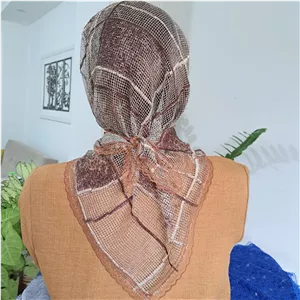 مینی اسکارف سه گوش گیپور کرم قهوه ای ابعاد 70 در 70 سانتی متر