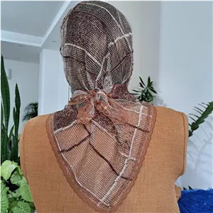 مینی اسکارف سه گوش گیپور کرم قهوه ای ابعاد 70 در 70 سانتی متر