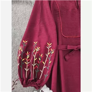 کفتان کلدوزی نرگسی بابوس فری سایز نسکافه ای زرشکی قد 138 آستین 66 گلدوزی شده کمربند دار
