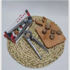 گردو شکن دستی چدنی مدل کارا