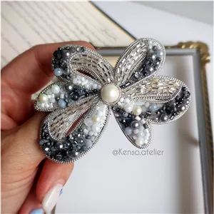 گلسینه جواهردوزی طرح زیبای پاپیون ،کار شده با متریال رنگ ثابت، فوقالعاده شیک، تمام متریال دوخته شده و بدون ریزش 