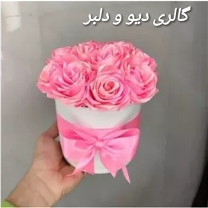 باکس گل روبانی رز صورتی شاین دار10 شاخه (رنگ قابل تعویض) 