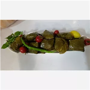 دلمه برگ مو پیچیده شده با برگ تازه و گوشت تازه 