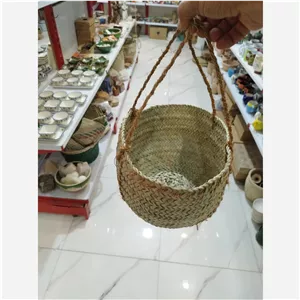 زنبیل کوچک حصیری بافته شده از برگ درخت نخل