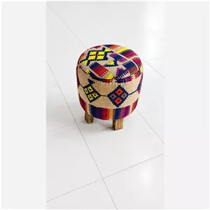  پاف سنتی و شیک با طرح گلیم، مناسب دکوراسیون منزل و جهیزیه دارای طرح هندسی و رنگبندی جذاب و متنوع، پایههای چوبی و فرم