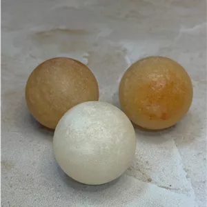 گوی سنگ نمک طبیعی طرح کروی سایز متوسط – نماد آرامش و دفع انرژی منفی