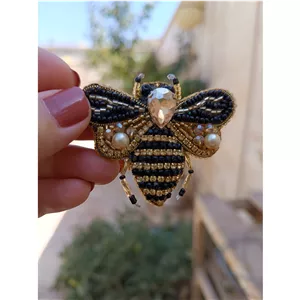 گل سینه جواهر دوزی زنبور طلایی 