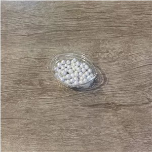 مروارید تزیینی خوراکی سفید سایز متوسط،بسته کوچک سی گرمی،بسته بزرگ 50گرمی میباشد