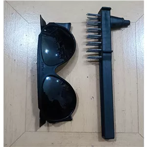 عینک جوشکاری بغل بسته و فرچه چکش گُل زنی مخصوص جوشکاری