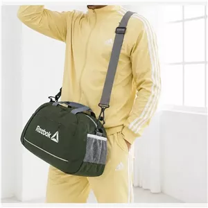ساک ورزشی پارچه ای ابعاد 45 در 25 در 15 سانتیمتر با بند بلند و زیپ