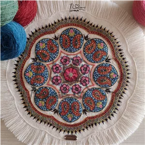 رومیزی گرد پته طرح پرستو دستدوز با نخ گیاهی قطر 32 