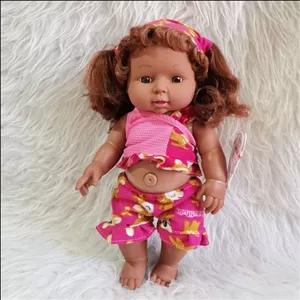 عروسک گوشتی مدل دختر سیاه پوست طرح لباس دوتیکه رنگ مو قهوه ای سایز 30 سانتی موزیکال و اورجینال برند مای مای 