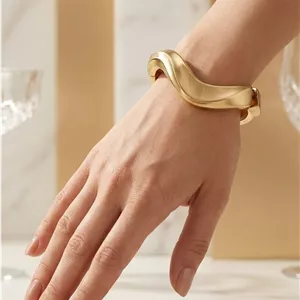 النگوی بنگل مدل کِرو (Curve)؛ انتخابی لوکس برای مهمانی و مجالس